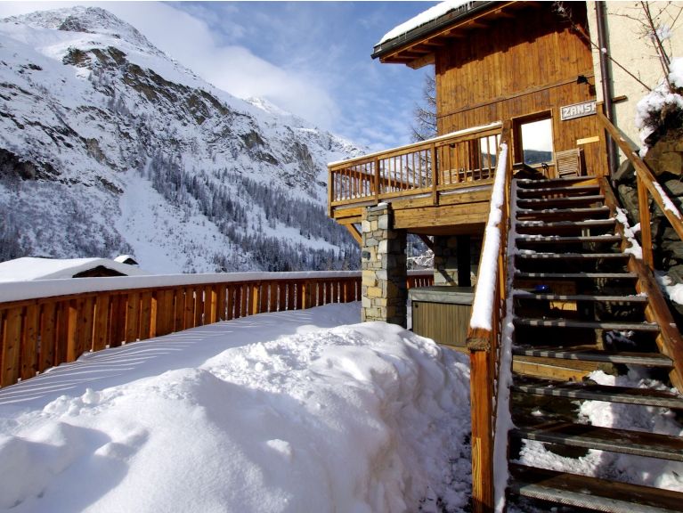 Chalet Zanskar with outdoor whirlpool