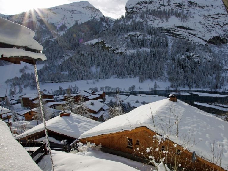 Chalet Zanskar with outdoor whirlpool