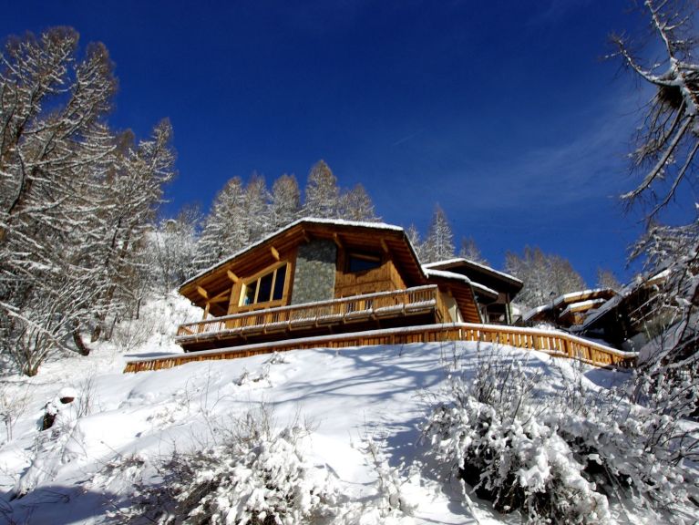 Chalet Zanskar with outdoor whirlpool