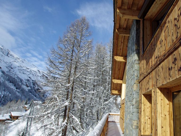 Chalet Zanskar with outdoor whirlpool
