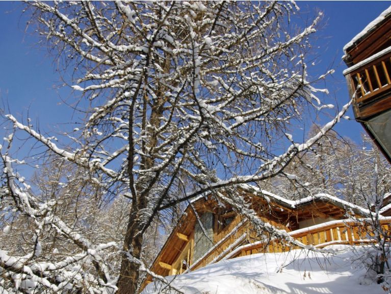 Chalet Zanskar with outdoor whirlpool