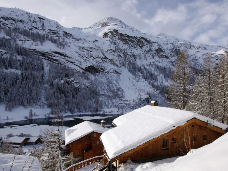 Chalet Zanskar with outdoor whirlpool
