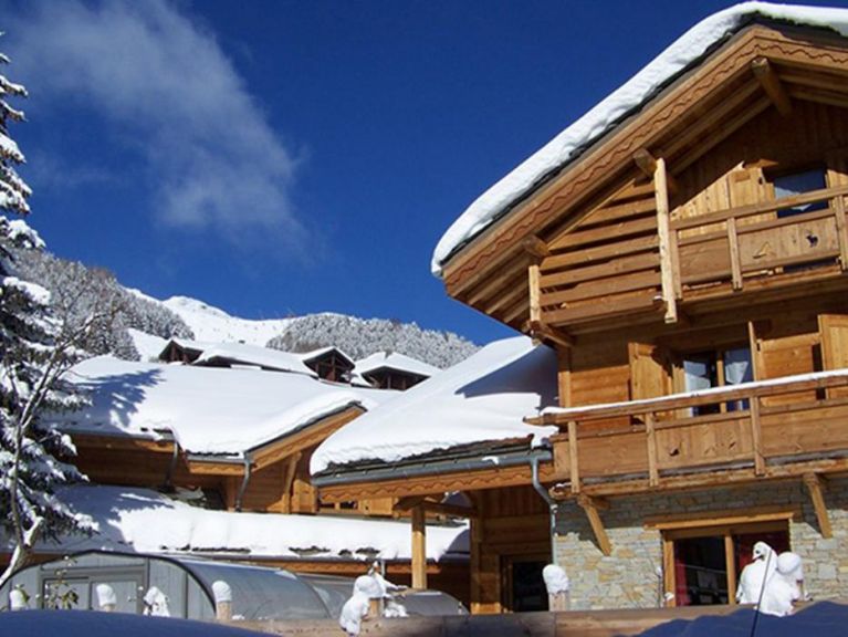 Chalet Le Prestige Lodge with a private swimming pool