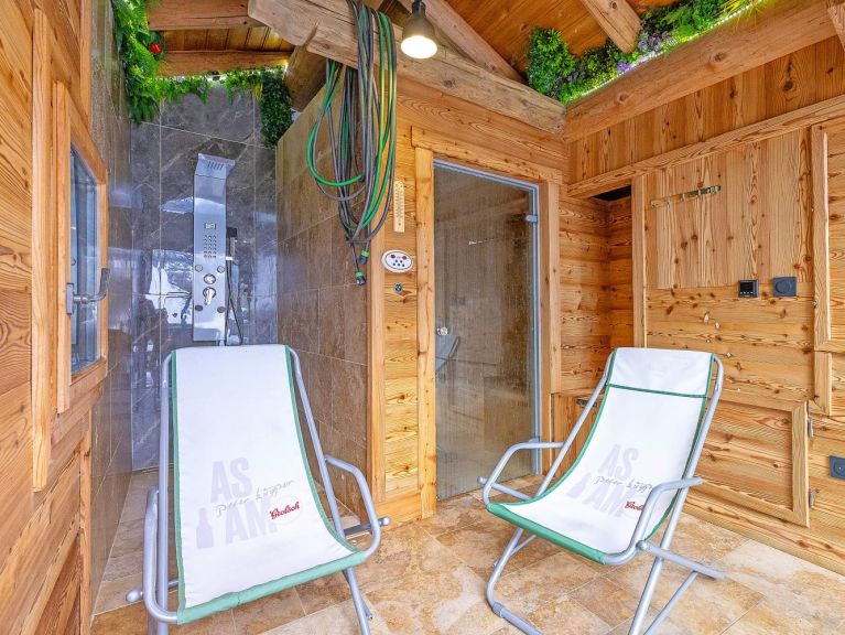 Chalet Villaroger with outdoor whirlpool and infrared sauna