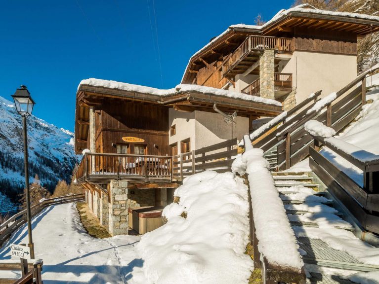 Chalet Whistler with private sauna and outside whirlpool
