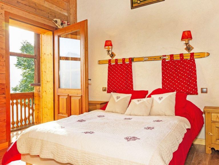 Chalet Petit Châtel with outdoor whirlpool