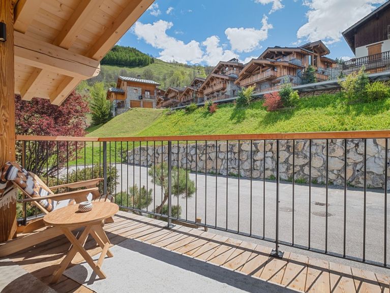 Chalet Le Duc Blanc with outdoor hot tub