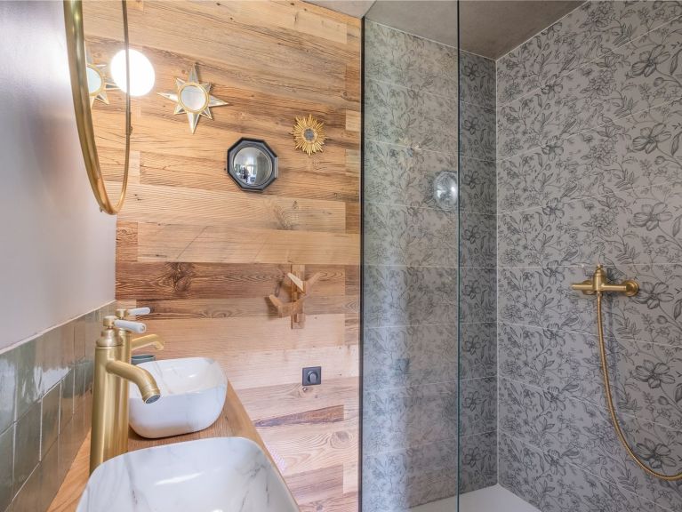 Chalet Le Duc Blanc with outdoor hot tub