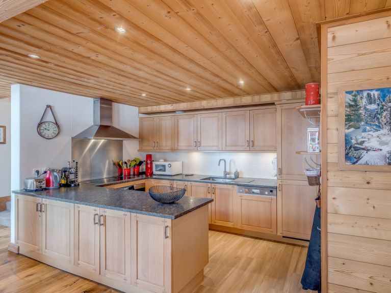 Chalet Zanskar with outdoor whirlpool