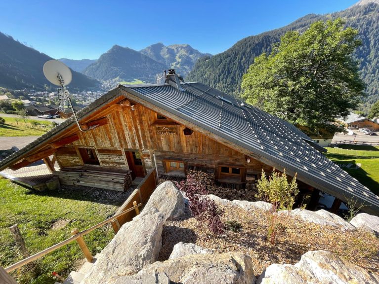 Chalet Les Oisillons with outdoor sauna
