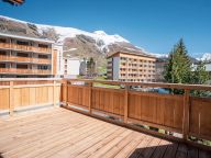 Chalet Sabot de Venus with outdoor hot tub-12