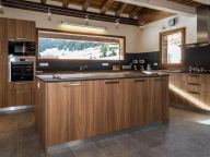 Chalet Les Bucherons with outdoor hot tub-7