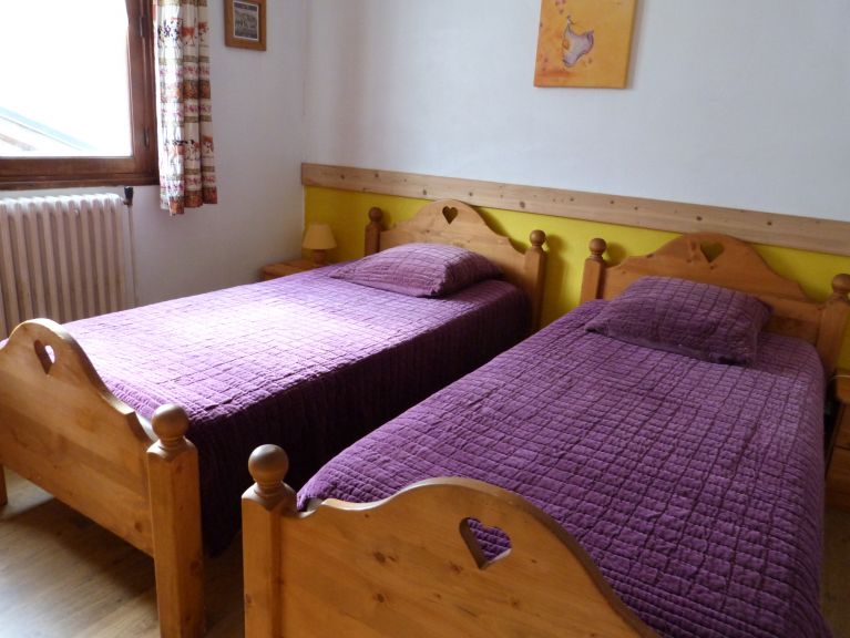 Chalet-apartment Le Genepi combination 4 + 6-8 person apartment