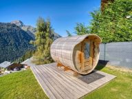 Chalet Les Oisillons with outdoor sauna-22