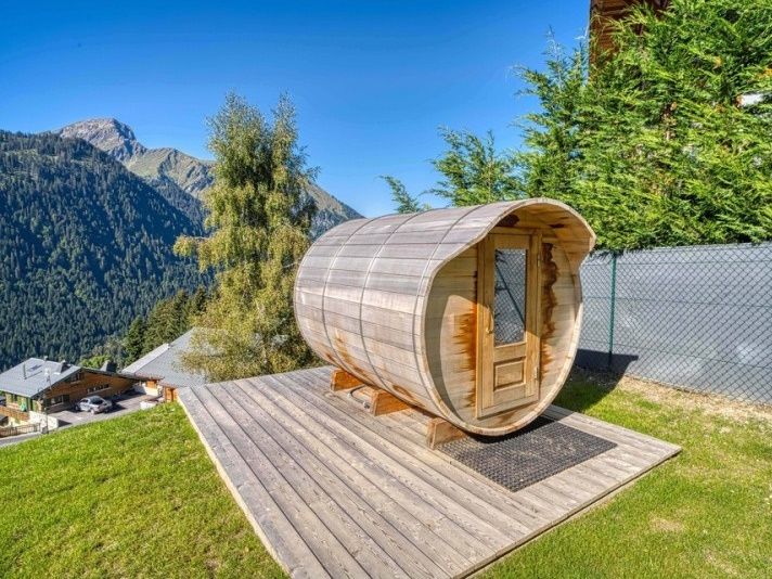 Chalet Les Oisillons with outdoor sauna