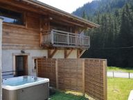 Chalet Les Bucherons with outdoor hot tub-3