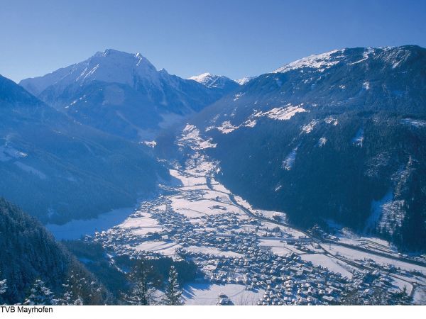 Ski village Popular winter-sport destination with a large ski area and apres-ski-1