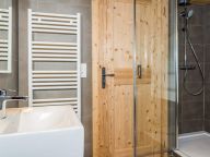 Chalet Les Bucherons with outdoor hot tub-25