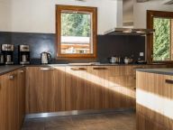 Chalet Les Bucherons with outdoor hot tub-8