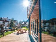 Chalet Sabot de Venus with outdoor hot tub-9