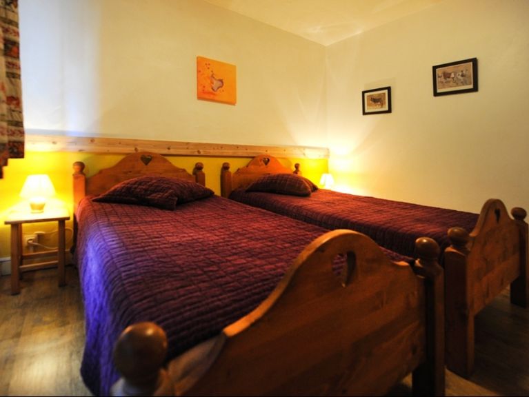 Chalet-apartment Le Genepi combination 4 + 6-8 person apartment