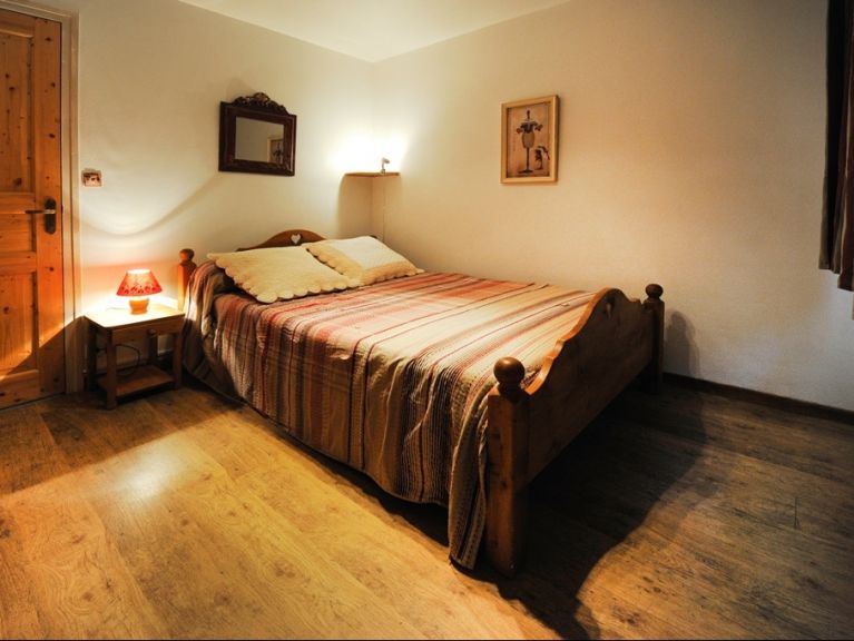 Chalet-apartment Le Genepi combination 4 + 6-8 person apartment