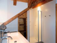 Chalet Le Clos du Pré with a family room-14