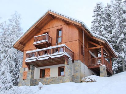 Chalet Le Clos du Pré with a family room-0