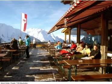 Ski village Popular winter-sport destination with a large ski area and apres-ski-7