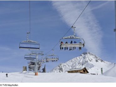 Ski village Popular winter-sport destination with a large ski area and apres-ski-8