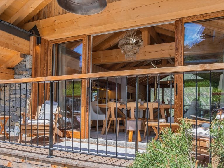 Chalet Le Duc Blanc with outdoor hot tub