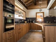 Chalet Les Bucherons with outdoor hot tub-6